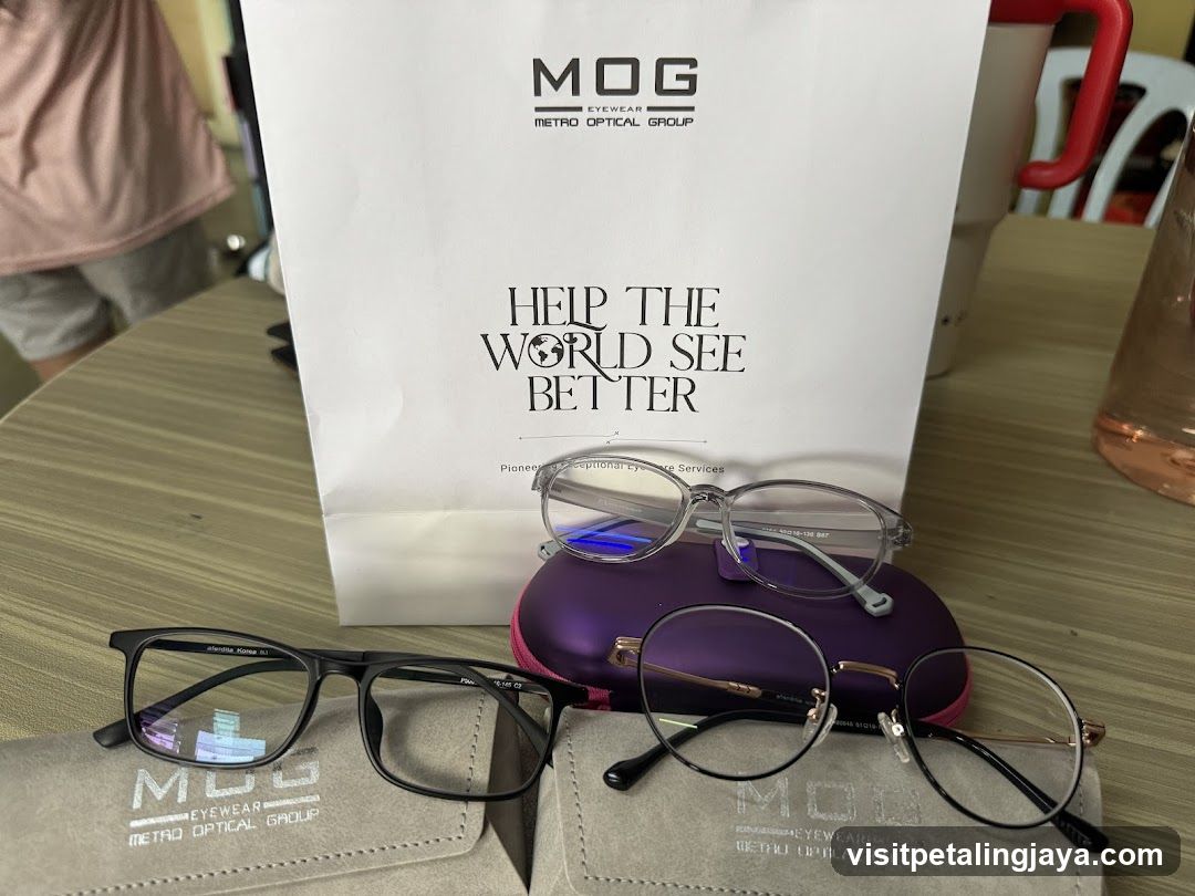 MOG Eyewear Display