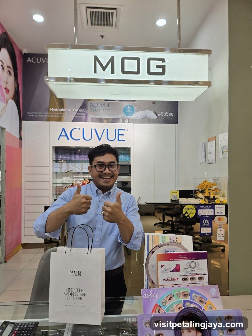 MOG Optician Interior