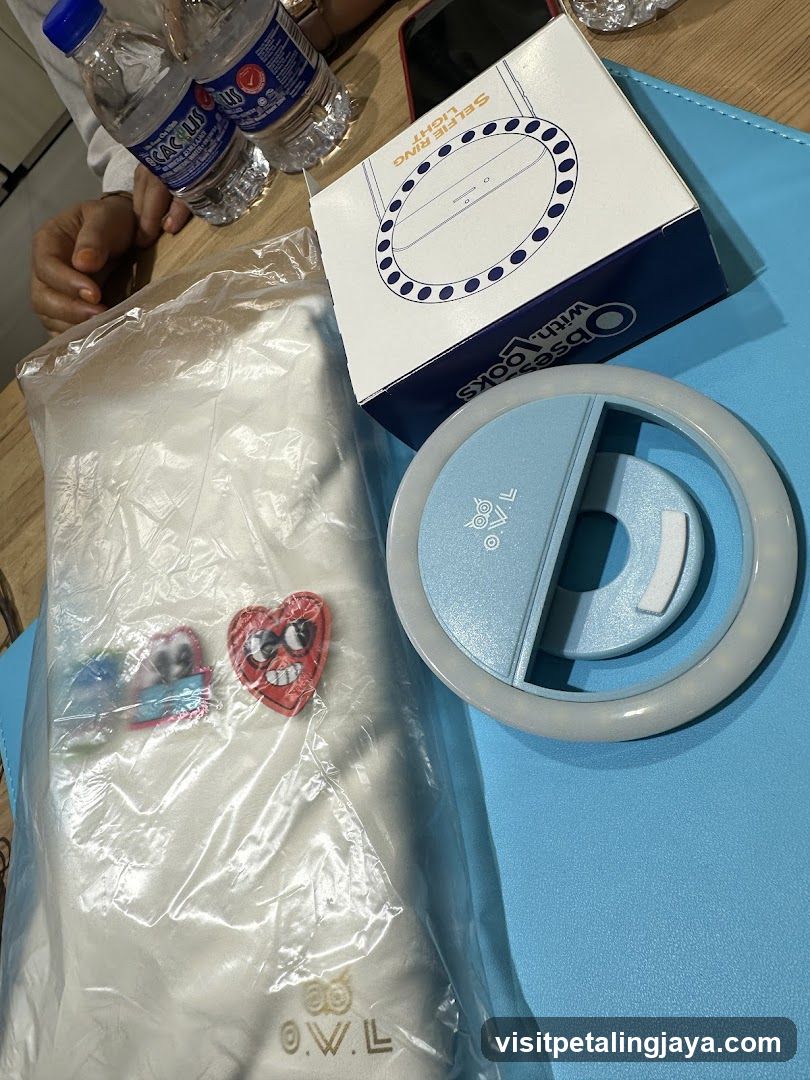 Unboxing Ring Light and Merchandise