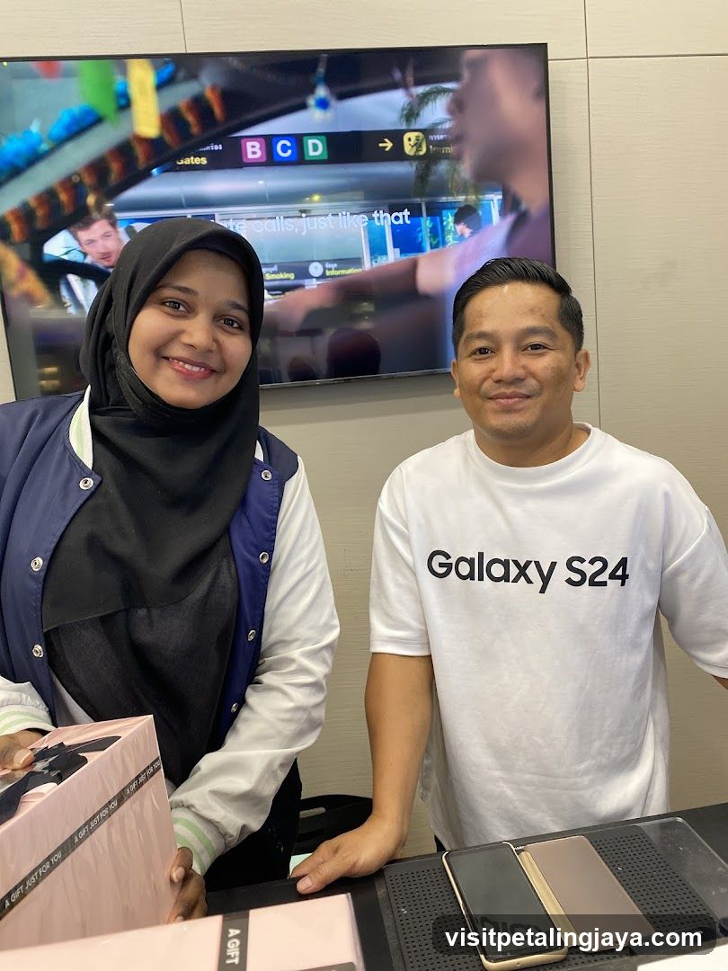 Galaxy S24 Store Interior