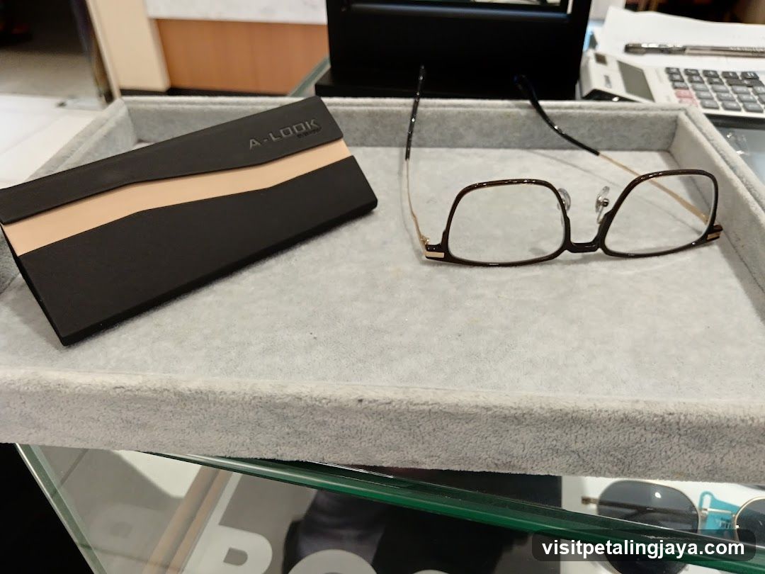 Eyeglasses Display