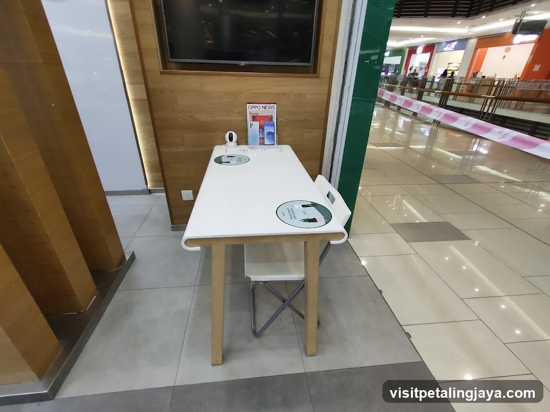 OPPO News Display Table