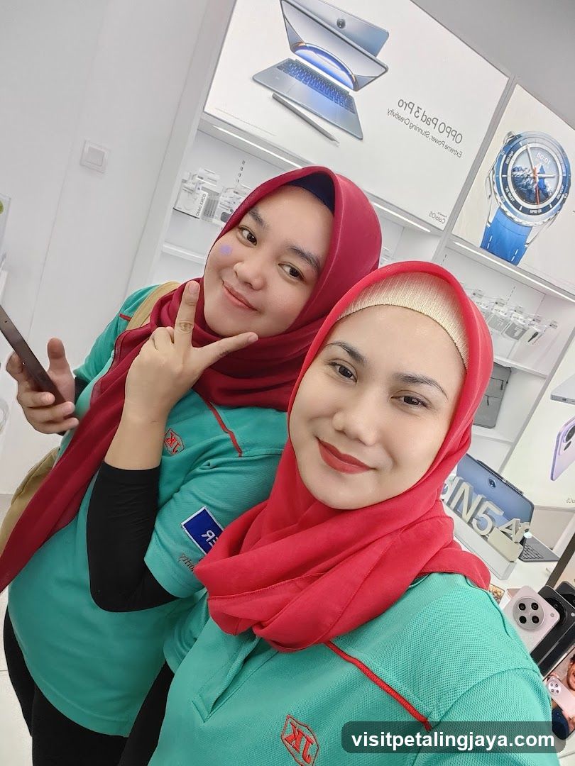 Two staff members in a tech store