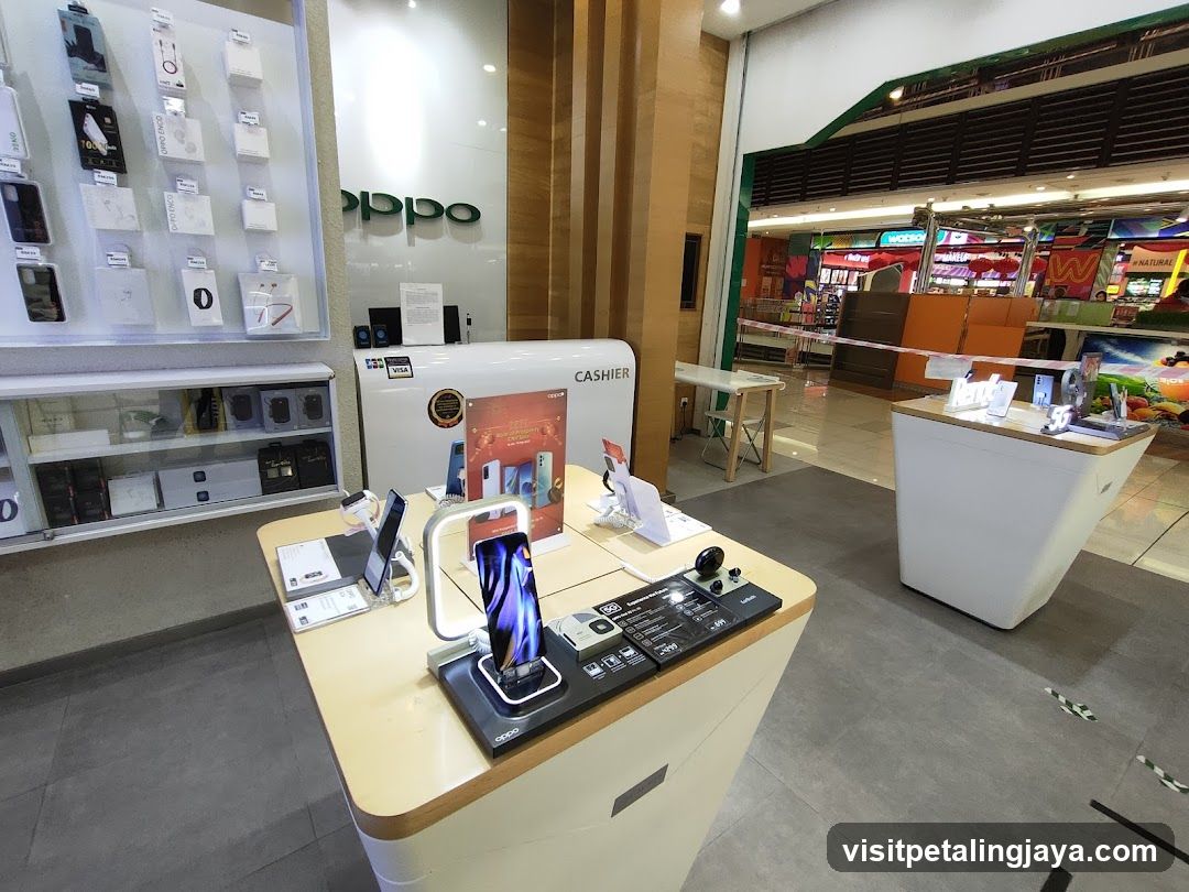 OPPO Store Interior Display