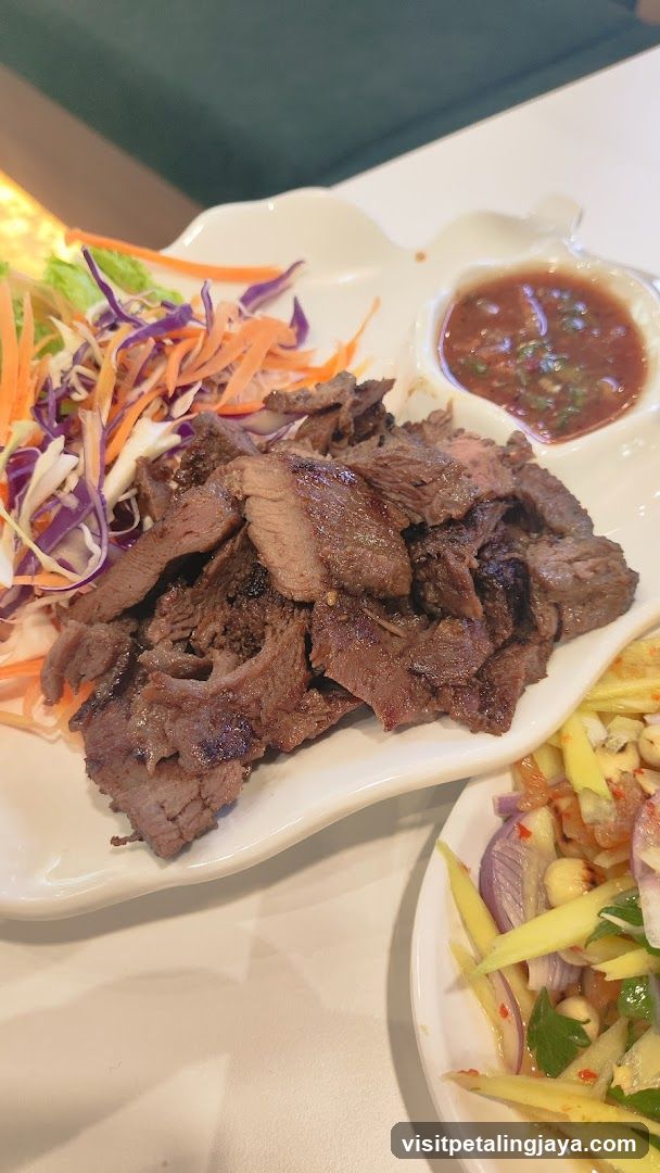 Grilled Beef with Salad and Sauce