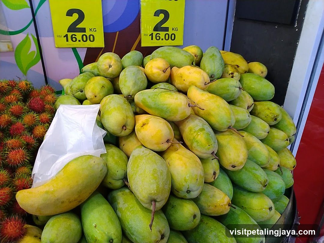 Mango Display at Market Stall