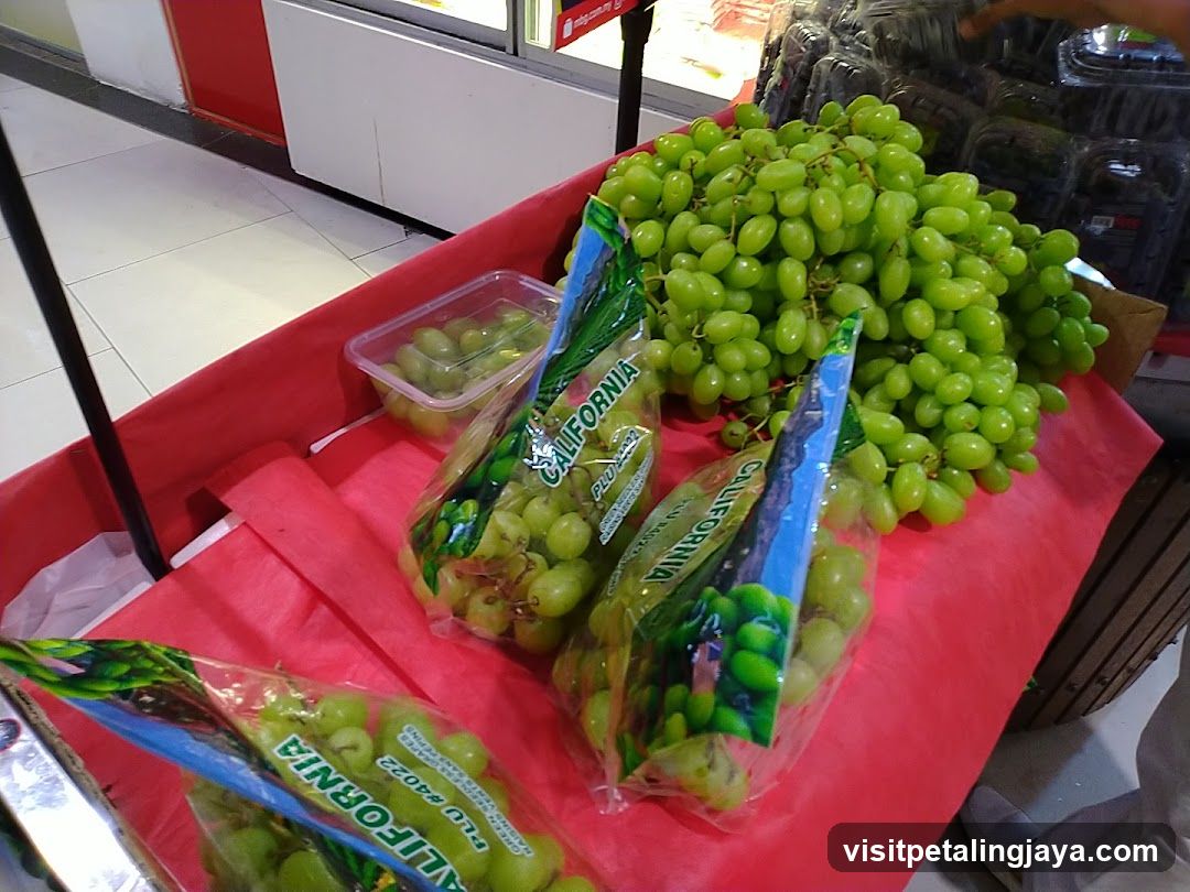 Fresh Grapes Display