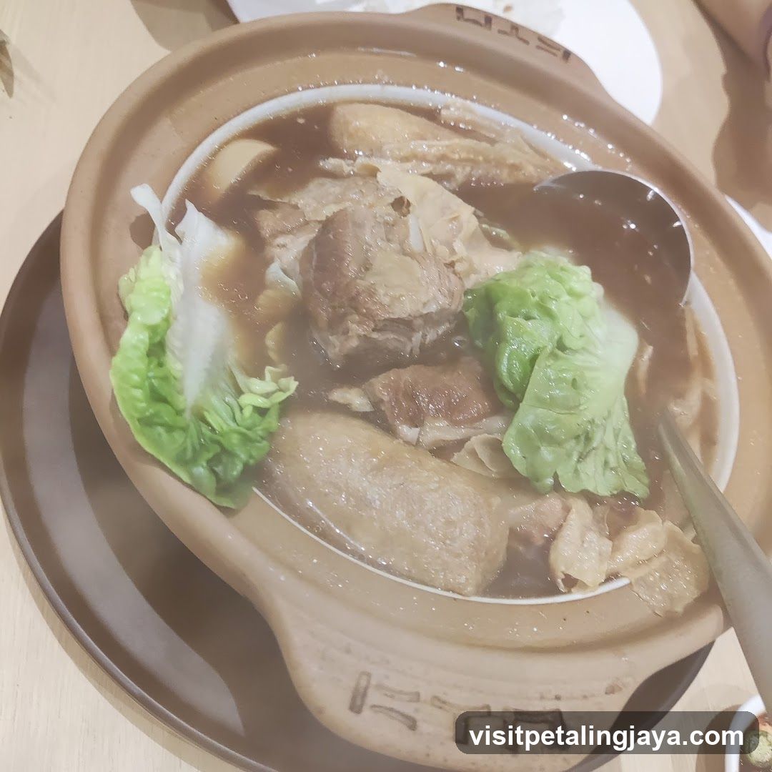 Clay Pot Soup with Meat and Lettuce