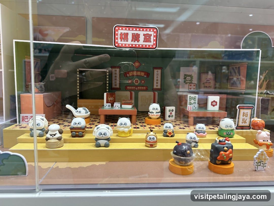 Mahjong-themed figurine display case