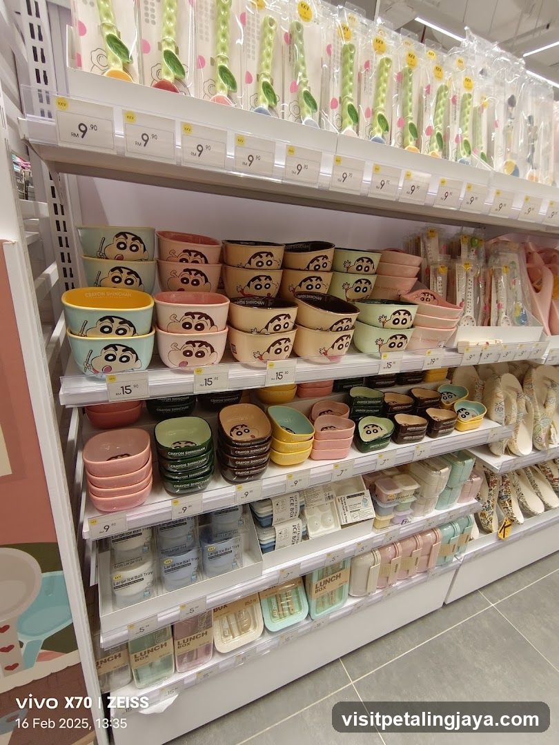 Crayon Shin-chan Dinnerware Display