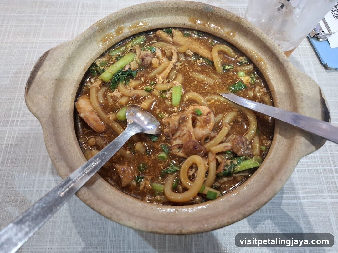 Sautéed Noodles with Shrimp and Vegetables in Clay Pot