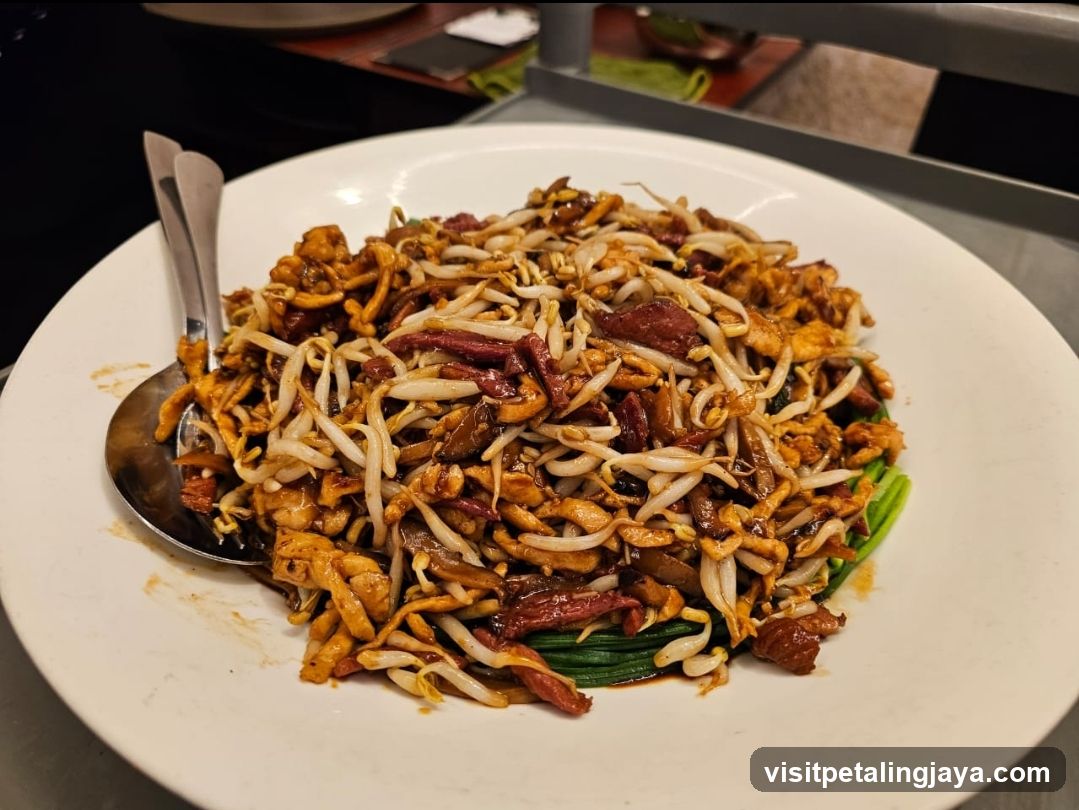 Stir-fried noodles with bean sprouts and meat
