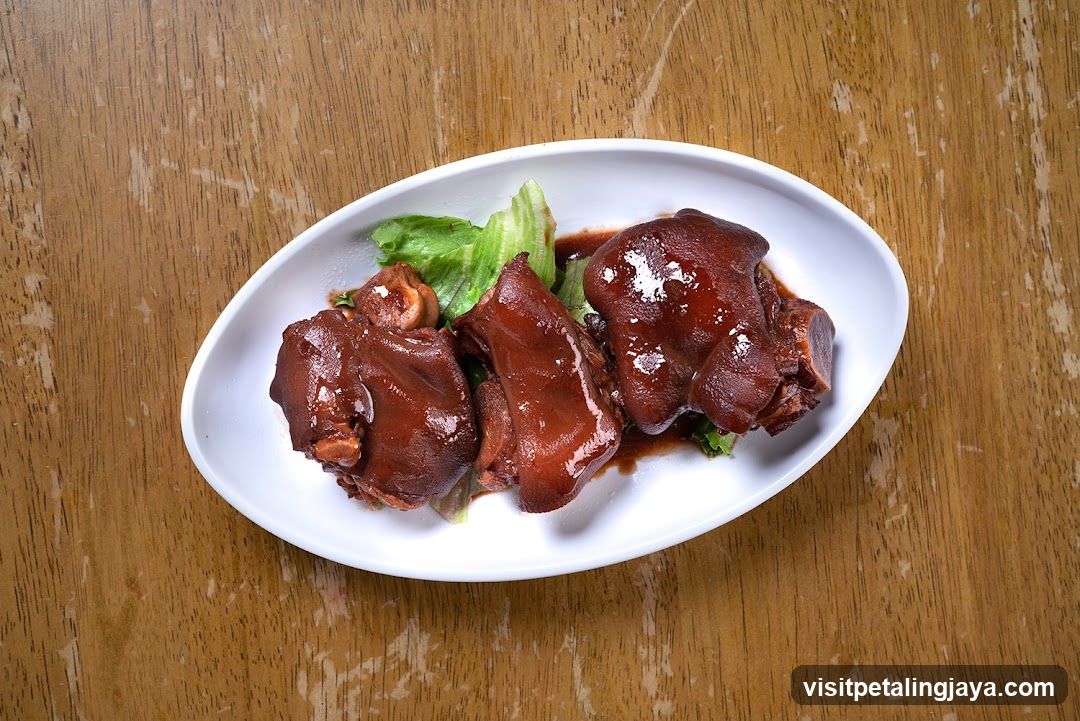 Braised Pork Trotters with Lettuce Garnish