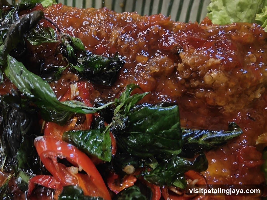 Basil and Red Pepper Dish with Sauce