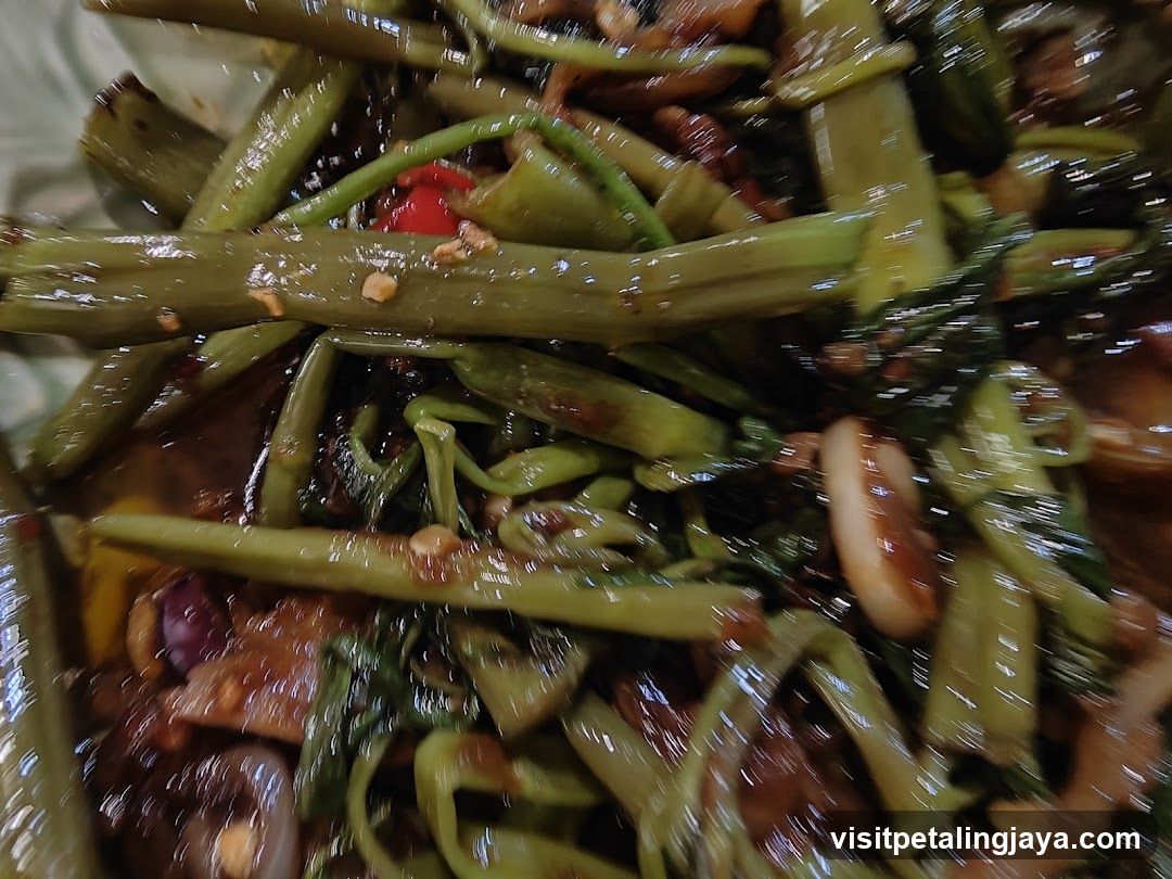 Stir-fried Water Spinach with Garlic and Chili