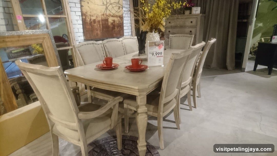 Dining Set Display