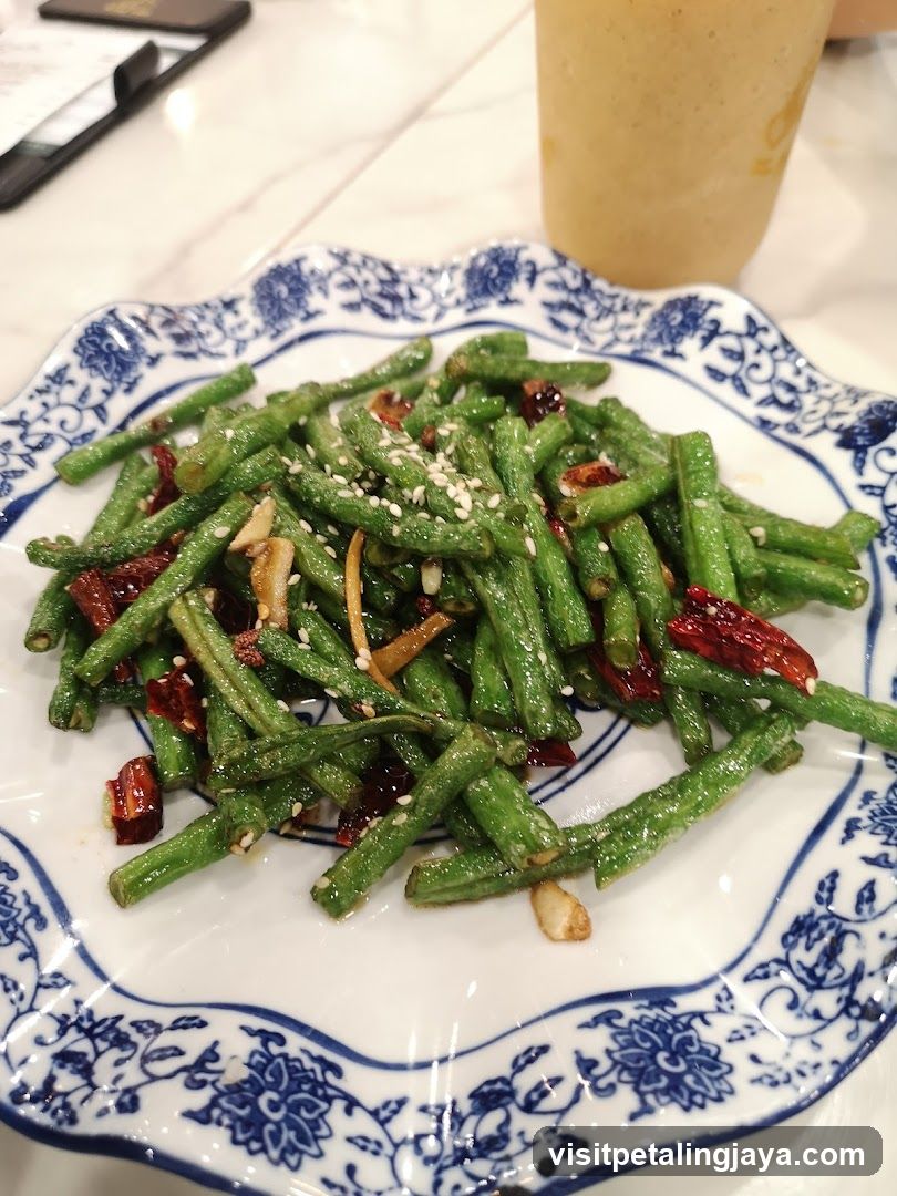 Stir-fried Green Beans with Sesame Seeds and Dried Chilies