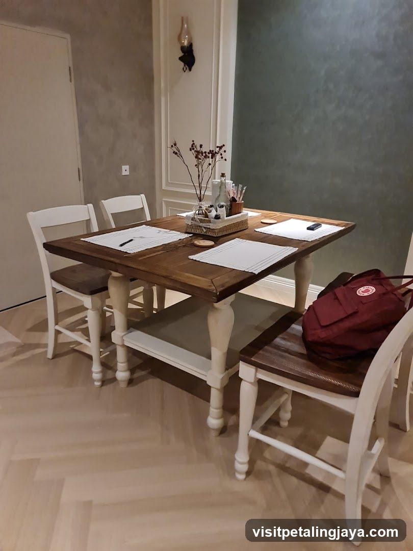 Dining Room Table Setting