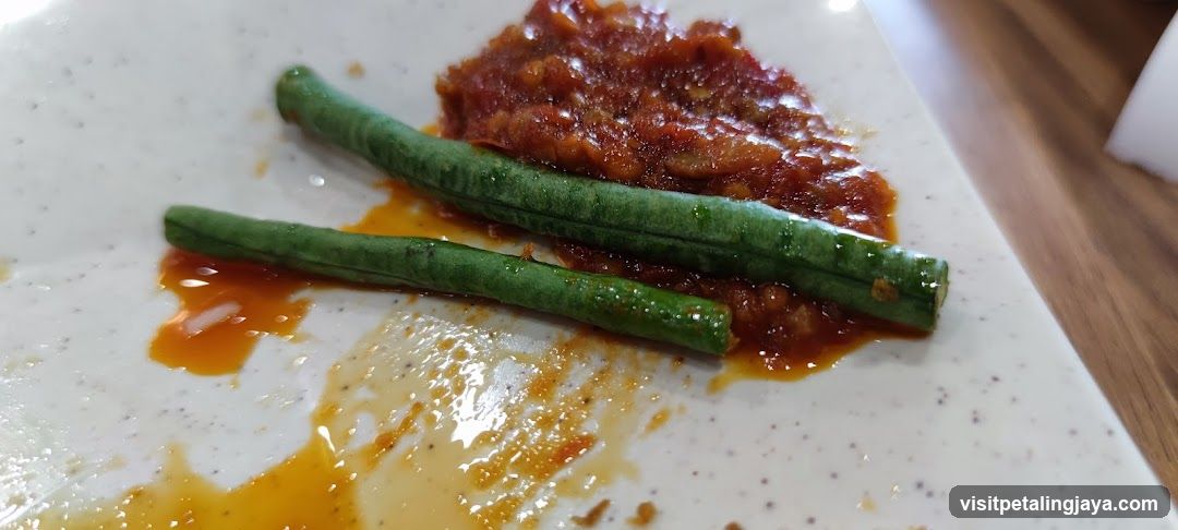 Green Beans with Red Sauce