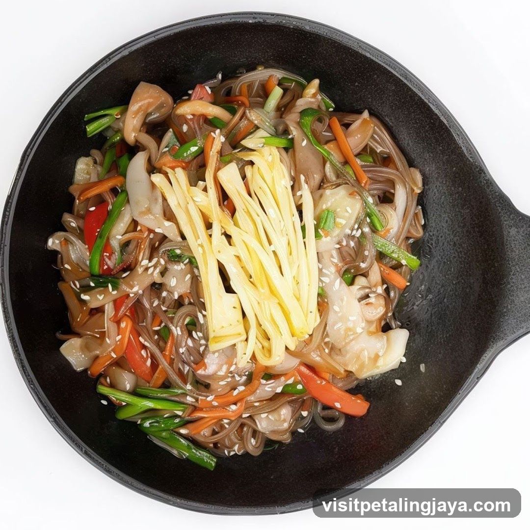 Stir-fried noodles with vegetables and egg