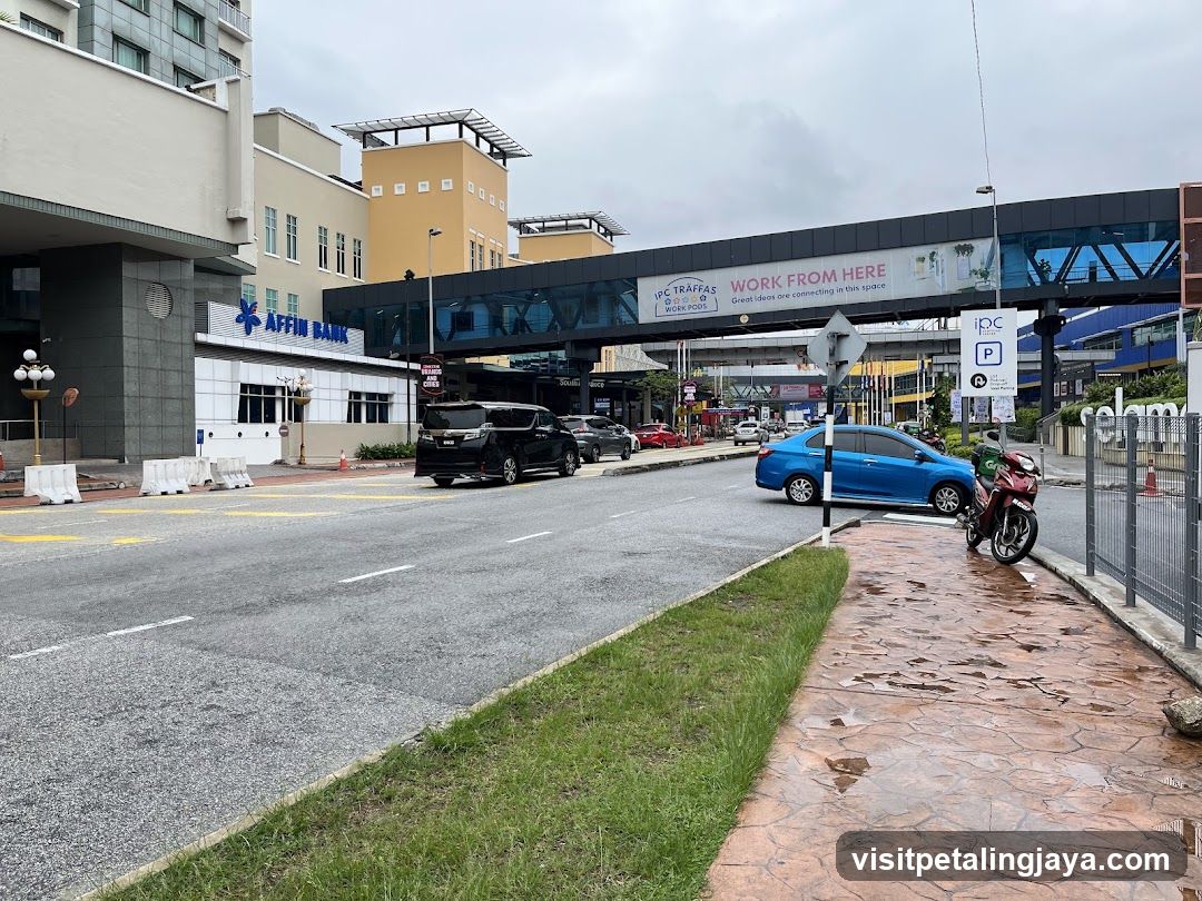 Street scene with Affin Bank and pedestrian bridge