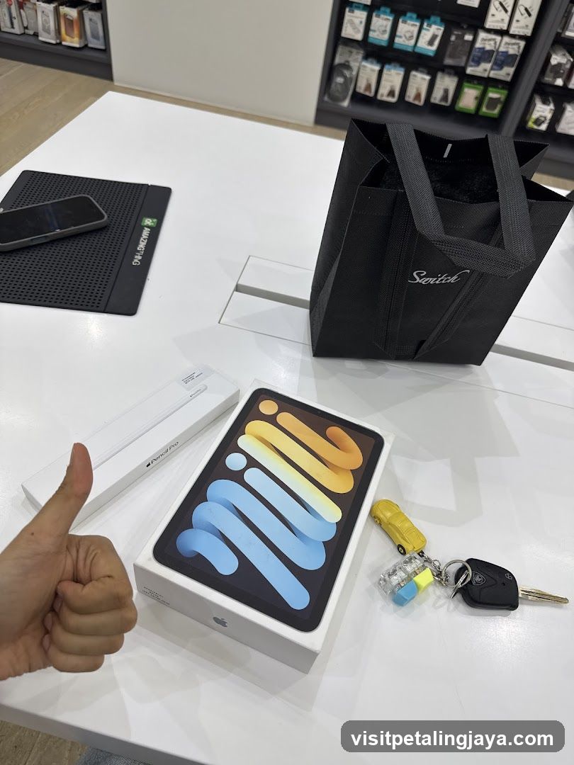 Apple iPad Mini Unboxing in Store