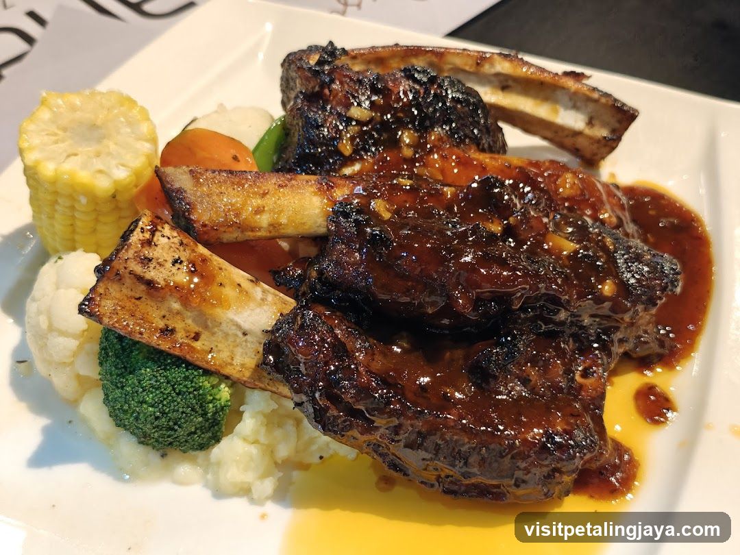 Baked Ribs with Vegetables and Mashed Potatoes