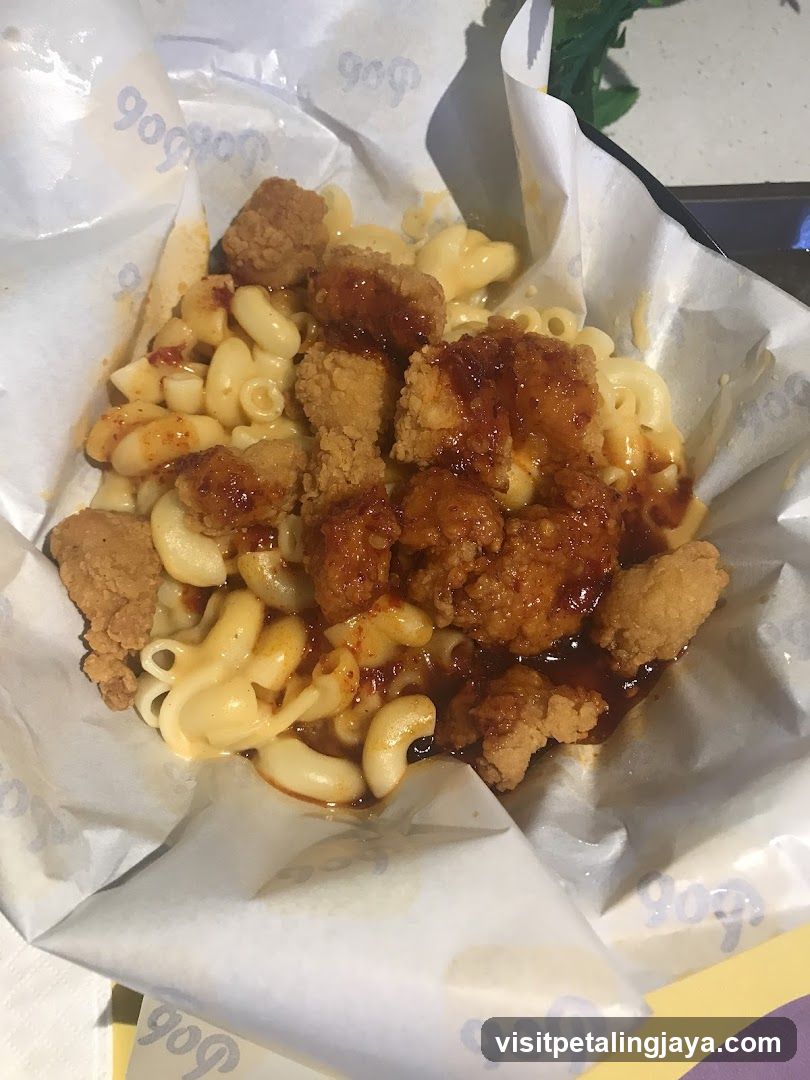 Fried Chicken and Macaroni with Sauce