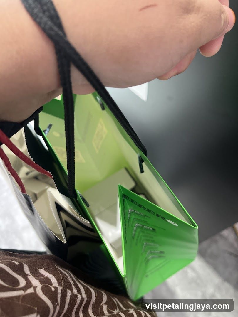 Shopping Bags with Green Packaging