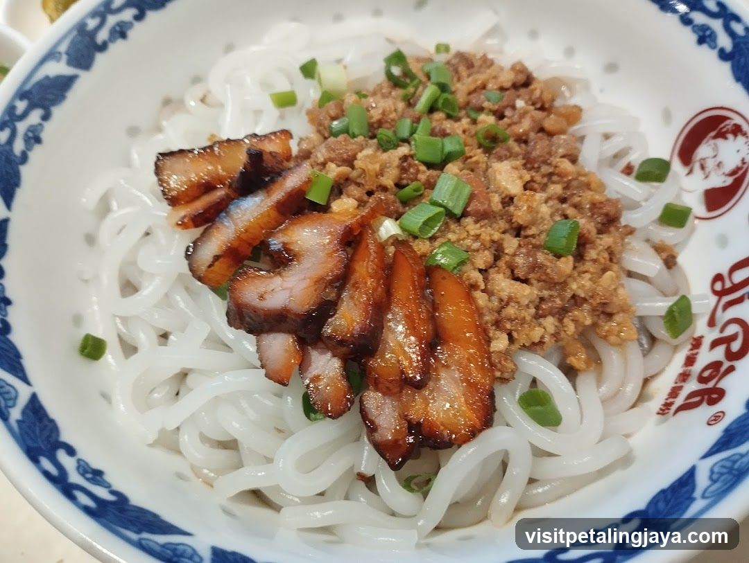 Noodle Bowl with Pork and Minced Meat
