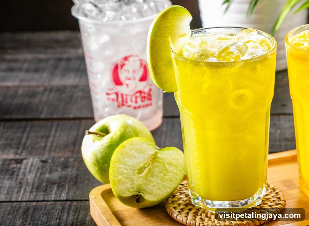 Green Apple Juice with Ice and Sliced Apples