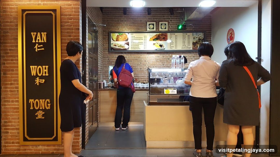 Yan Ren Woh Tong Shop Interior