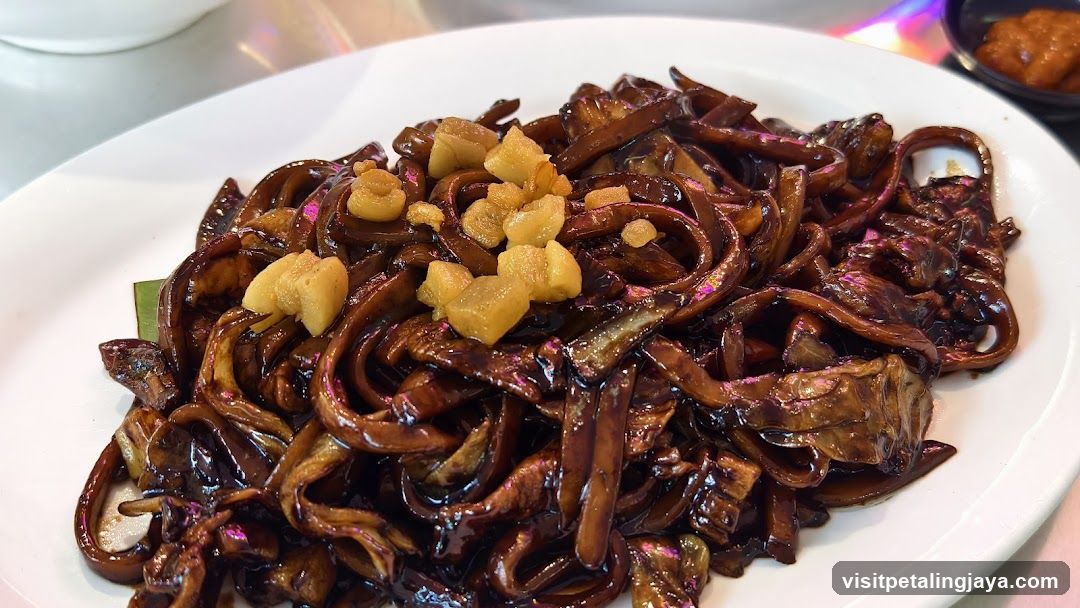 Stir-fried noodles with garlic