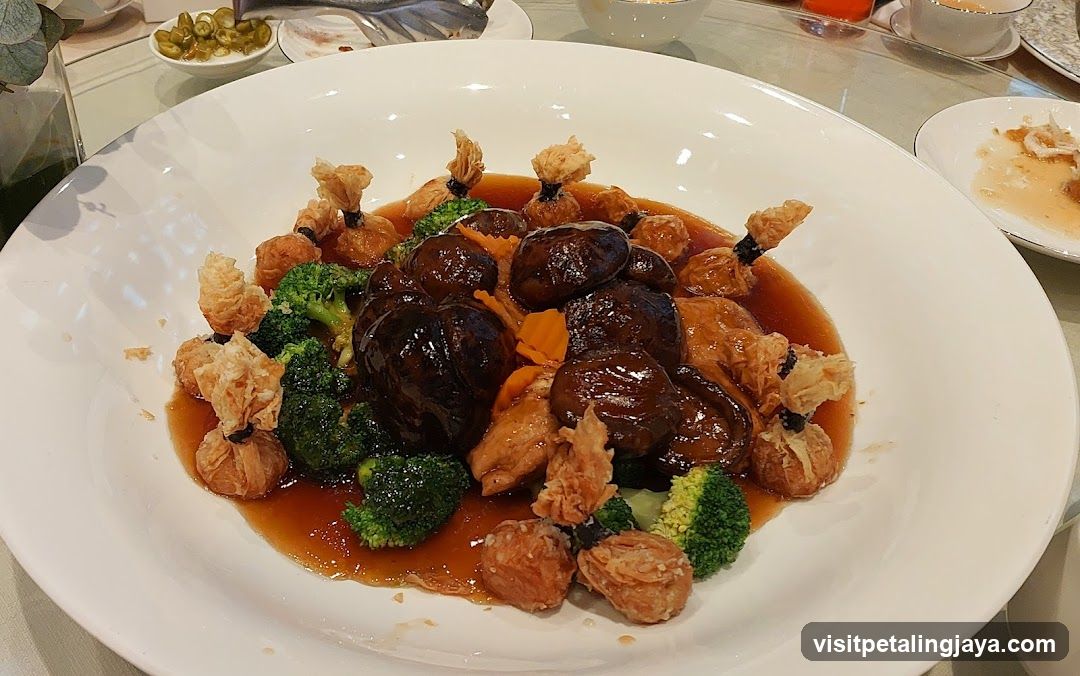 Braised Mushrooms with Broccoli and Crispy Tofu